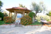 Gazebo con tavolo e sedie e splendida vista-mare