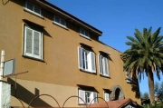 Fassade des noblen Gebäudes der Familie Serra Capriola, wo die Kalimera Wohnungen gelegen sind
