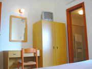 Amalfi Chambre: Table avec garde-robe et TV à couleurs dans la chambre à coucher de la Chambre Ludovica Type A à Amalfi