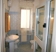 Badezimmer mit Duschkabine der Unterkunft Letizia in Sorrent