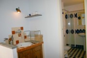 Detail des Badezimmers und der Kochecke