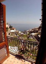 Appartamento Vacanze Positano: Vista dal balconcino dell'Appartamento per vacanze Ludovica Tipo C a Positano