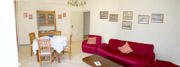 Salle de séjour avec table à manger de l'appartement Letizia à Sorrente