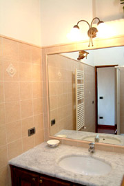 Accommodation in Florence: Bathroom of Donzella Accommodation in Florence