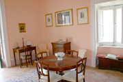 Suite a Sorrento: Salotto con tavolino e sedie della Suite Alimuri a Sorrento