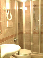 Rome Logement: Salle de bains avec cabine-douche du Logement Tritone Type B à Rome