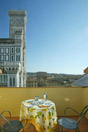Florenz Unterkunft: Balkon mit Tisch und Stühlen der Unterkunft Palazzo Gamba in Florenz, mit herrlicher Sicht auf den Dom