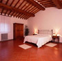 Camera da letto matrimoniale dell'appartamento Florio a San Gimignano